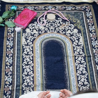 سجاده مخمل سرمه‌ای مناسب عمده‌فروشی