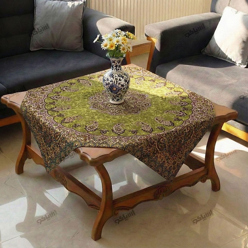 رومیزی ترمه مربع زرد مناسب دکوراسیون کلاسیک و میز چوبی