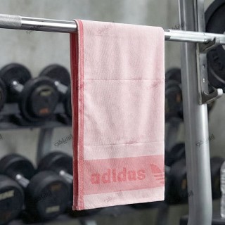 استفاده از حوله قرمز سایز بزرگ در رختکن باشگاه و استخر