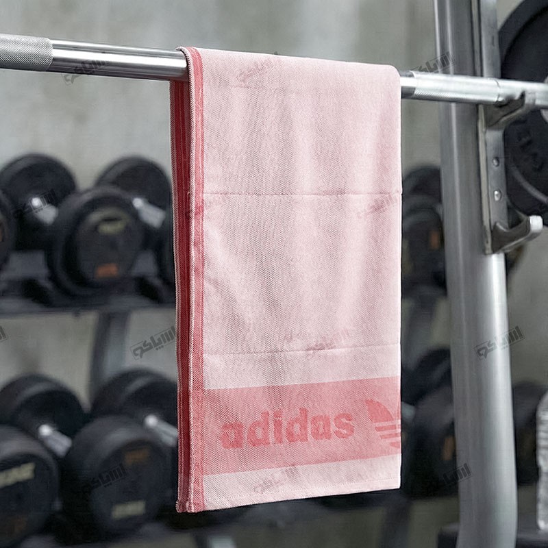 استفاده از حوله قرمز سایز بزرگ در رختکن باشگاه و استخر