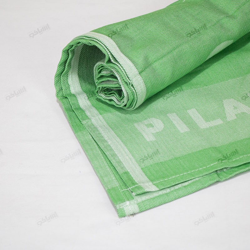 استفاده از حوله سبز به عنوان روکش روی مت ورزشی در باشگاه