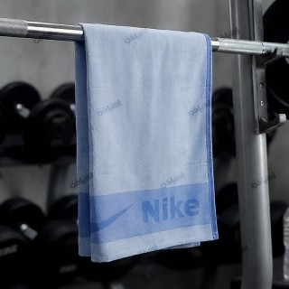 حوله استخری خنک آبی طرح نایک؛ لطافت و جذب آب فوق‌العاده | اسپاکو