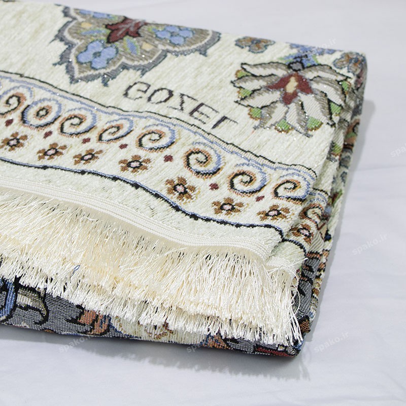 روفرشی گرد کرم بافت یزد پهن شده در پذیرایی کوچک