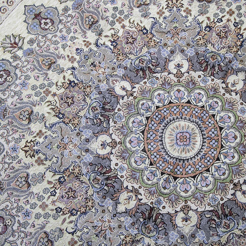 روفرشی گرد کرم بافت یزد پهن شده در پذیرایی کوچک